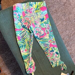 EUC. LILY PULITZER LEGGINGS SIZE M. 6/7.    Cropped with bows on the side.